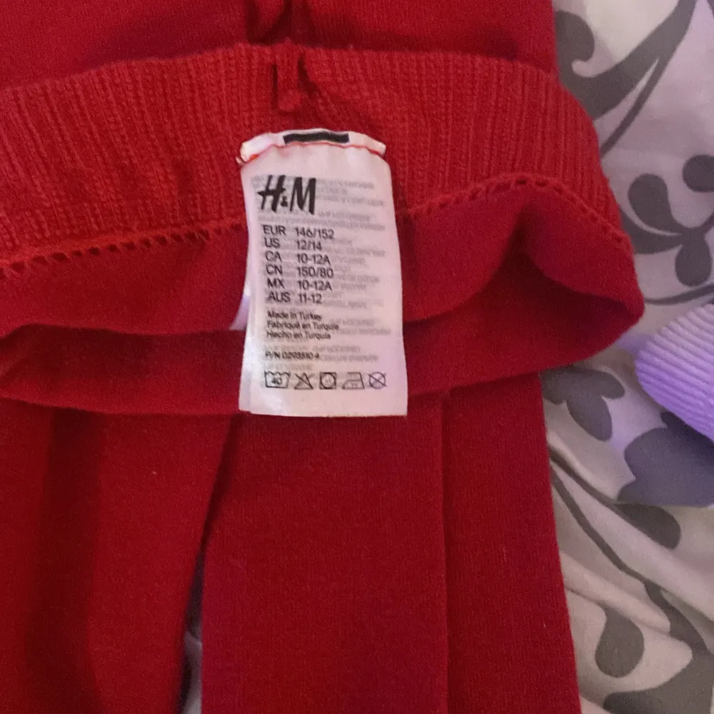 Två par strumpbyxor i storlek 146/152. Ett par är helröda från H&M och det andra paret är vita och ribbstickade från Lindex. Perfekta för att liva upp outfiten med färg eller hålla stilen enkel och klassisk.. Muu.