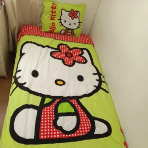 Påslakan och kuddfodral  - Storlek på påslakan är 140x210 också på kuddfodralet är det 50x55, alltså standard storlek! 