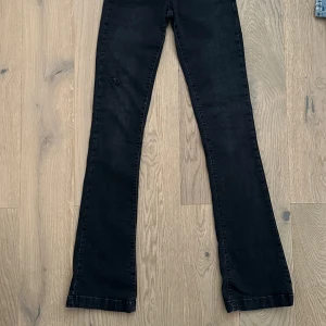 Bootcut jeans LTB - Midrise LTB jeans med ”hål” som skall vara där, se bild. Väldigt stretchiga. 25-26/34