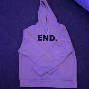 Beige hoodie med tryck 'END.' - Säljer en oversize beige hoodie med svart text 'END.' på bröstet. Tröjan är perfekt till gymmet och sitter skönt och är även Perfekt för en avslappnad och stilren look. 