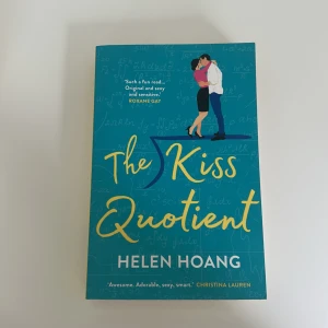 The Kiss Quotient - The Kiss Quotient av Helen Hoang. I mycket bra skick. Har fler böcker till salu på min profil💕