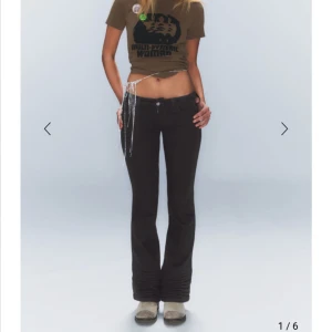 Lågmidjade jeans bootcut - Jeans från weekday knappt använda då dom är smått stora i midjan! Fint skick!