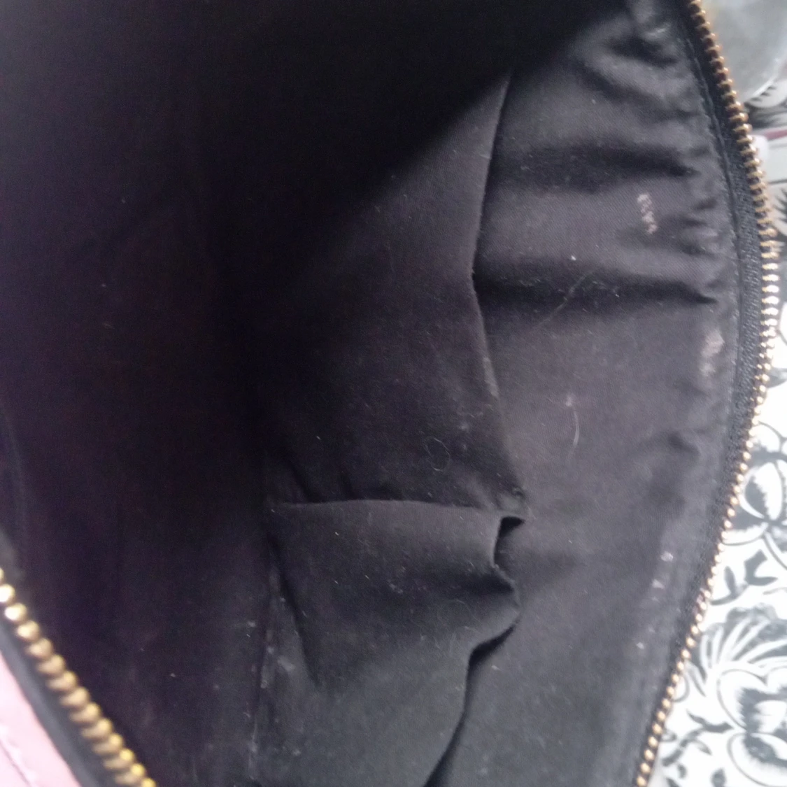 Rosa handväska med svarta detaljer - 3