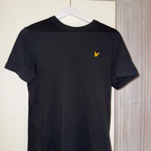 🖤Svart t-shirt Lyle & Scott🖤Herr/man - En svart Lyle and Scott T-shirt i fint skick. I stl S. Säljer åt min bror då den inte passar längre🖤 Pris kan diskuteras. Tittar man väldigt noga i bra ljus så kan man se lite knoppror men absolut inget jättemärkbart 