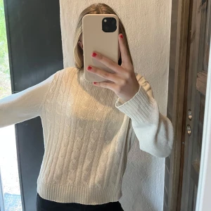 Stickad tröja 🥰 - Stickad tröja från H&M divided, har en jätte liten prick på sista bilden syns inte tydligt när man har den på sig..🥰