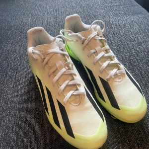 fotbollsskor från Adidas - Säljer dessa adidas crazyfast.4 fotbollsskor då de inte används längre, 