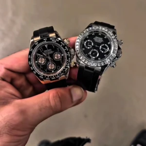 Svarta kronografklockor från Seiko - Två stilrena kronografklockor från Seiko med svart urtavla, silverfärgade detaljer och svarta skinnarmband. Båda har flera små urtavlor och markerade boetter i silver. Perfekt accessoar för dig som gillar klassisk design.