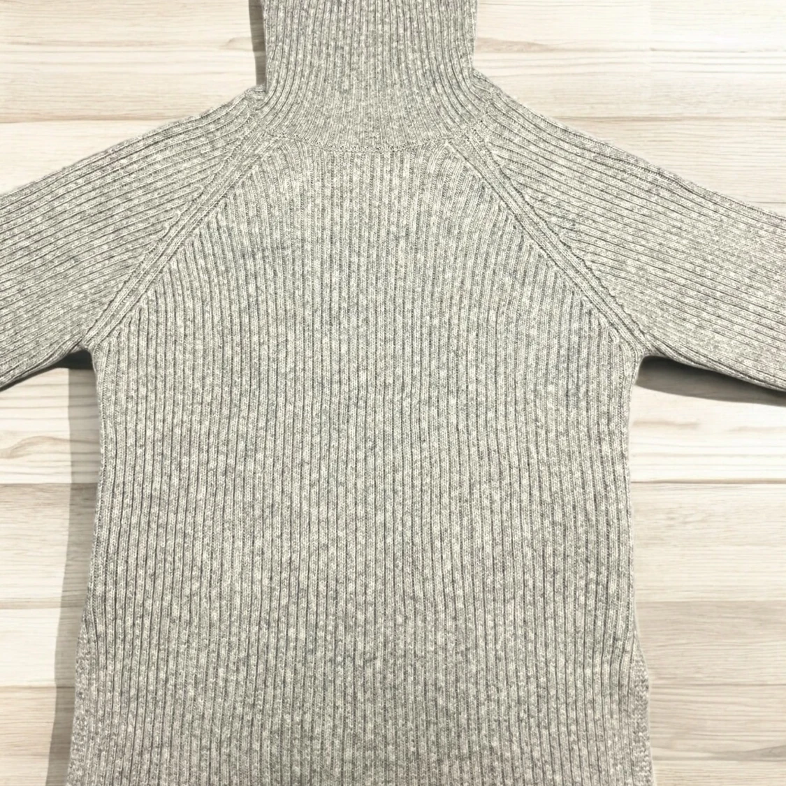 Grå ribbad polotröja - 1