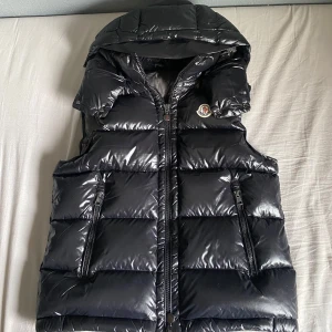 Moncler Väst  - Säljer denna Moncler Bormes västen i storlek 2/M☀️Västen har använts sparsamt och har inga defekter eller fläckar✅ Skriv om ni har några frågor🤷‍♂️ Kvitto finns🧾
