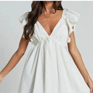 Showpo studentklänning  - Säljer världens finaste klänning från Showpo, perfekt till studenten och andra tillfällen. Helt ny med prislapp kvar, endast testad. Nypris är 1800kr💕