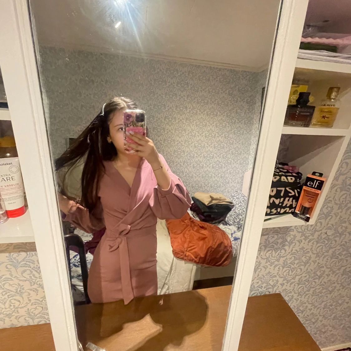 Rosa omlottklänning med puffärmar från Boohoo