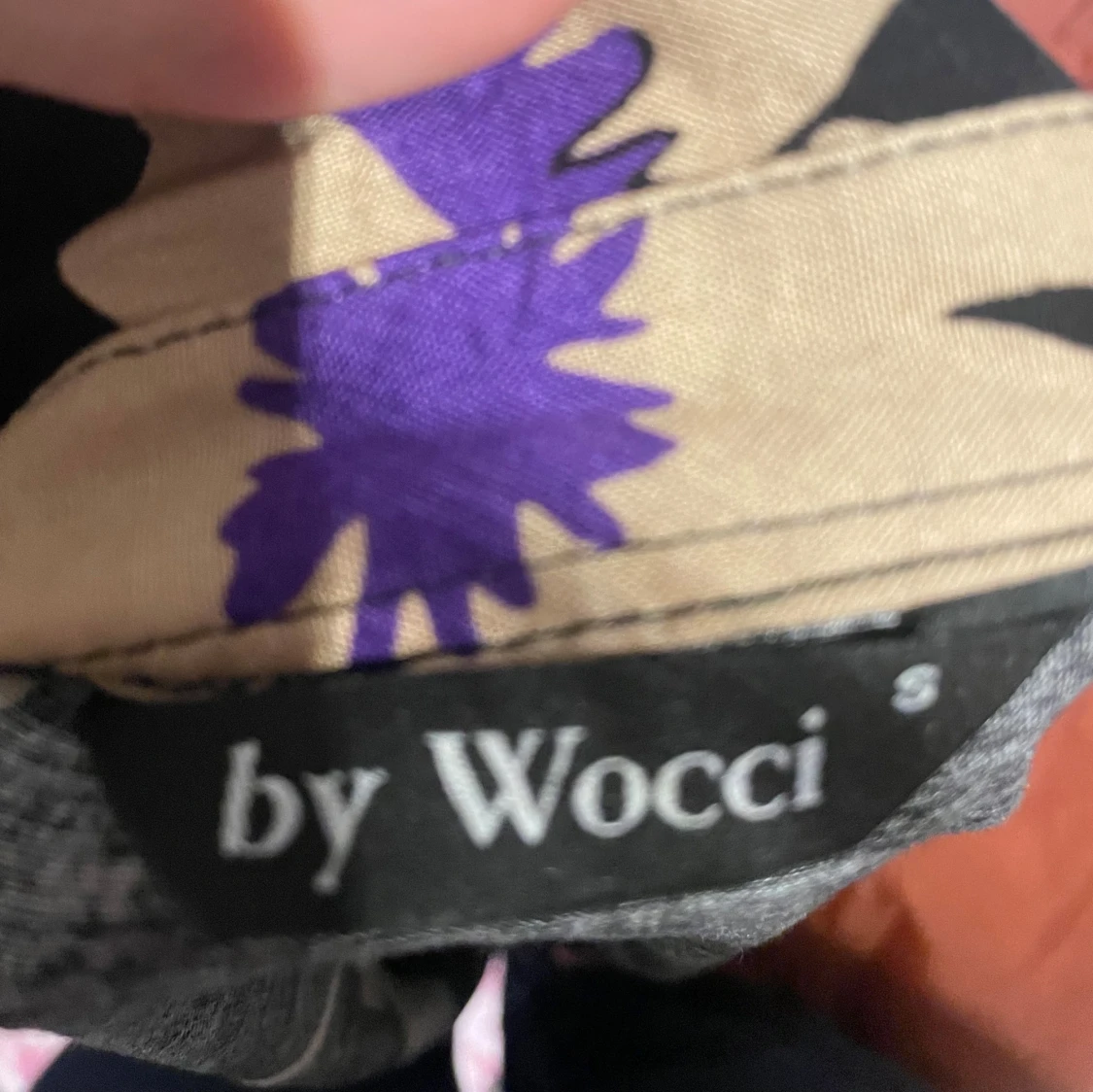 Svart blommig skjortklänning från Wocci - 2