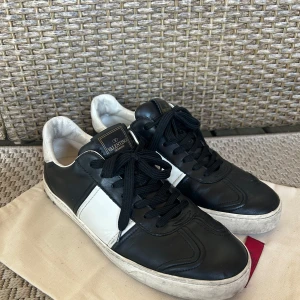 Valentino flycrew svart - Svarta valentino flycrew as | Strlk 43 passar 44 | Befintligt skick se bilder | Kontakta oss vid frågor | dustbag tillkommer | Inga byten!