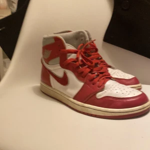 Röda och vita jordans - Storlek 41 i väldigt bra skick 