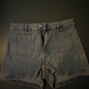Blå jeansshorts med medelhög midja  - Snygga blå jeansshorts . Shortsen har två framfickor och två bakfickor samt dragkedja och knapp framtill. Sååå snygga men måste rensa bort jeansshorts inför sommaren. ❤️
