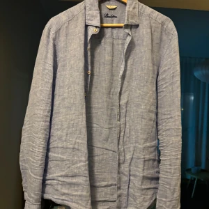 Ljusblå skjorta i linne från Stenströms - Stilren ljusblå skjorta i linne från Stenströms. Nypris 1699. I bra skick, endast använd varsamt under en sommar. Säljer pga för liten för mig.