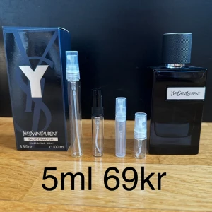 YSL edp 5ml - Säljer Y Eau de Parfum från Yves Saint Laurent för herrar. Doften har aromatiska och träiga toner med inslag av kryddor, citrus och frukt. Priset står för 5ml, 5ml är ungefär 50st sprays. KOLLA PROFILEN OM DU VILL KÖPA SAMPELS. 2ml 39kr | 3ml 49kr | 5ml 69kr | 10ml 129kr | 