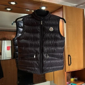 Moncler väst - Säljer min väst pga att den har blivit för liten, den sitter perfekt om du är mellan 155-165 lång. 