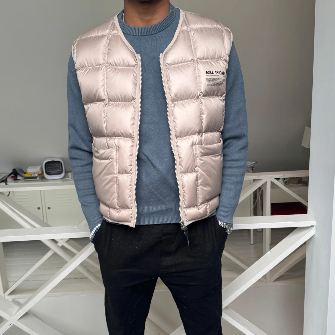Beige dunväst från Axel Arigato - 1