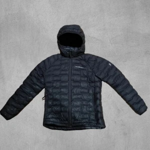 Svart dunjacka från Patagonia - Säljer en svart dunjacka från Peakperfomance. Jacka är i bra skick och använd. Nypris för jackan ligger runt 1500kr. Obs! Det finns håll i jackan som jag laggat med en tyglapp, skriv till mig för bild.