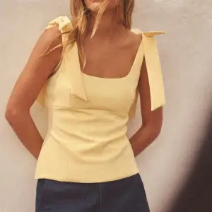 Superfin gul topp från Zara med rosetter, aldrig använd med prislapp kvar!💛💛