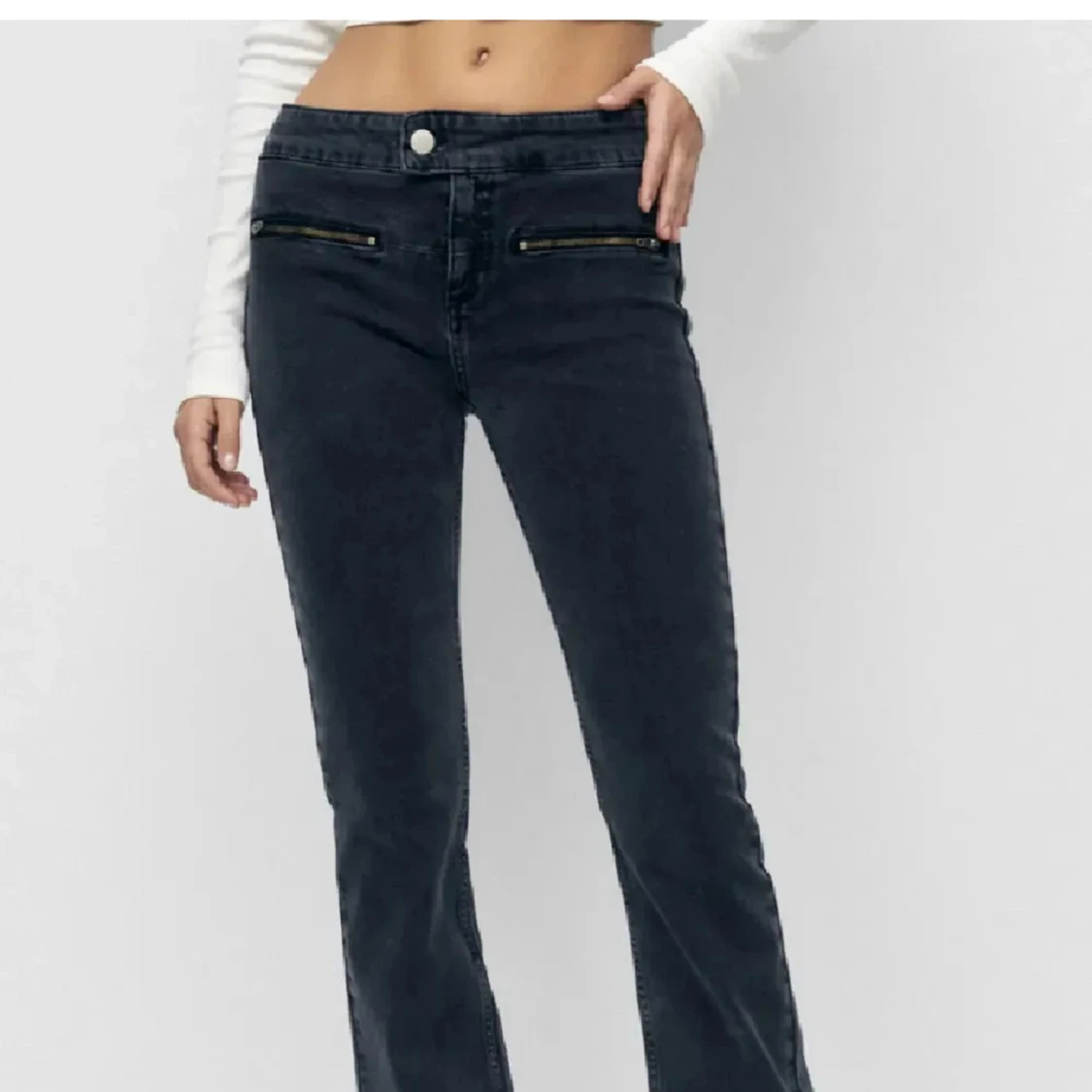 Svarta bootcut jeans med dragkedjedetaljer - 1