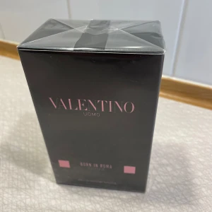 Valentino Uomo Born In Roma Intense Eau de Parfum - Lyxig herrparfym från Valentino, Born In Roma Intense. Kommer i en elegant svart kartong med rosa detaljer. Eau de Parfum Intense, 100 ml. Perfekt för dig som vill ha en modern och kraftfull doft.