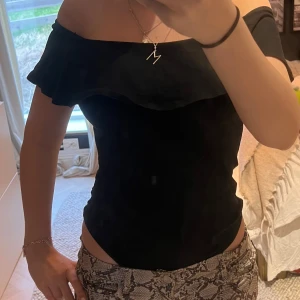 Svart body med volang  - Jättefin, bra skick! 