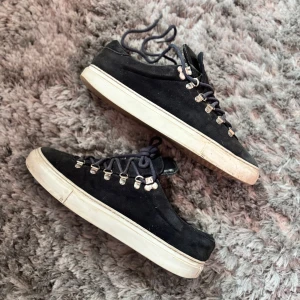 Diemme skor - Säljer mina blåa diemme skor storlek 41. Helt okej skick men lite nertrampade där bak. Nypris: 3600. Bara att höra av sig vid frågor eller funderingar.