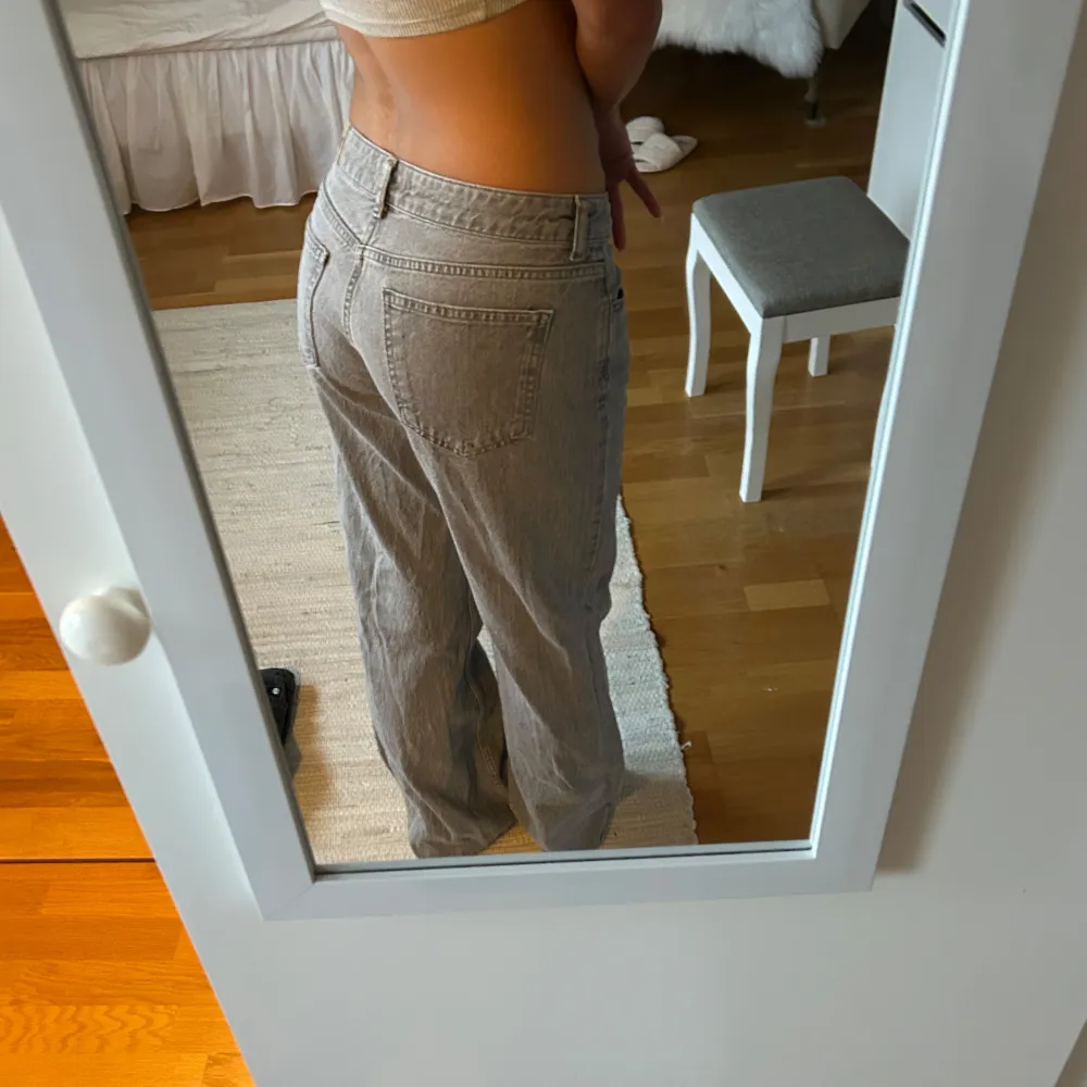 säljer dessa supersnygga jeansen från NAKD! Dom är i nyskick och i en rak modell 💖passar perfekt nu till våren . Farkut & Housut.