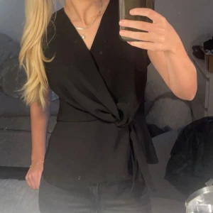 blus från Zara - säljer denna fina blus från zara, skriv för fler bilder❣️❣️