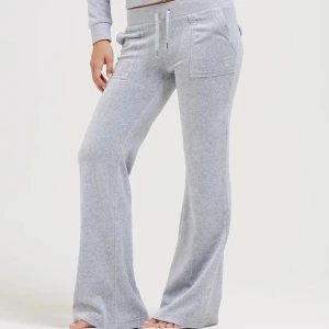 Juicy Couture byxor - Säljer ett par grå mjukisbyxor från Juicy Couture i storlek S, då de ej kommer till användning längre. byxorna är i fint skick och färgen heter silver marl💓💓