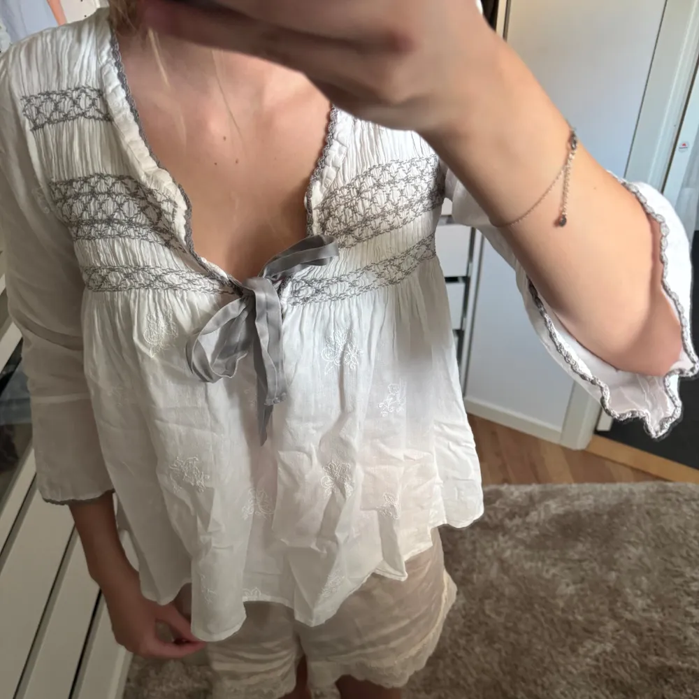 Söt blus, som passar till mycketđđ«¶đ» Ă€r i storlek 1 sĂ„ skulle sĂ€ga att de Ă€r en s. Puserot.
