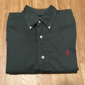 Ralph lauren skjorta  - Säljer en riktigt fet mörkgrön skjorta från Ralph lauren. Bra skick, sitter som M men är lite lång. Ställ frågor!! 😁😁