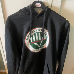 Frölunda HC hoodie - Simpel Frölunda hoodie från 2023 med ”Craft” sponsor på vänstra axel I storlek M 