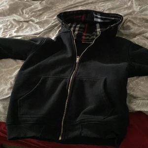 Burberry hoodie zip - Burberry hoodie bra inför vintern  använd nån månad Storlek S  Möts upp i Västerås kan frakta också.