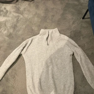 Grå stickad tröja  - Har aldrig använt den så den är i jättebra skick 