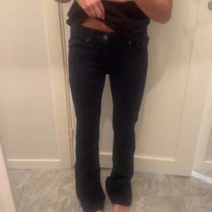 Mörkblå bootcut jeans - Säljer ett par mörkblå jeans med bootcut passform och lågmidja. Helt nytt skick. Ursprungligen från zara!!😍