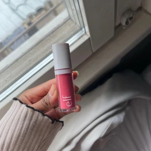 Rosa flytande läppfärg från e.l.f. - Säljer en snygg flytande läppfärg från e.l.f. i en intensiv rosa nyans. Oanvänd och ganska ny!