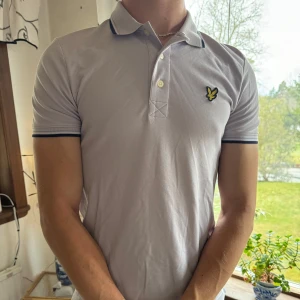 pikétröja från Lyle & Scott - Säljer en stilren pikétröja från Lyle & Scott. Modellen är 185 cm lång☺️🫶🏽 vid intresse hör av er 