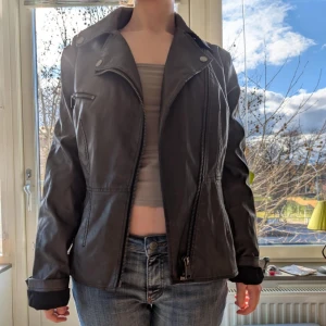 Guess skinnjacka - Grå skinnjacka från Guess värd 900kr