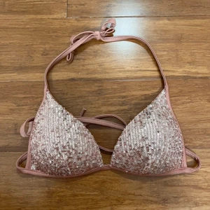 Bikini från Calzedonia - Säljer denna snygga bikinin från Calzedonia i storlek S! Pris kan diskuteras 