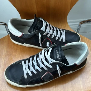 Svarta sneakers från Philippe Model - Säljer ett par svarta Philippe Model PRX. De är i storlek 45 men passar även som 46. Är i okej skick. Lite slitna på hälen. 