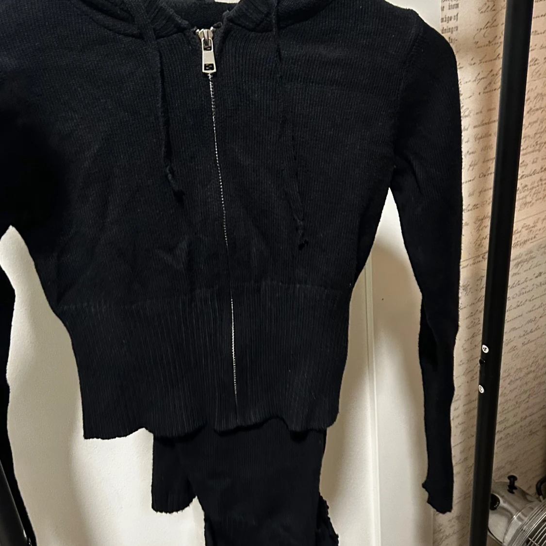 Svart croppad hoodie med dragkedja och tillkommande byxor