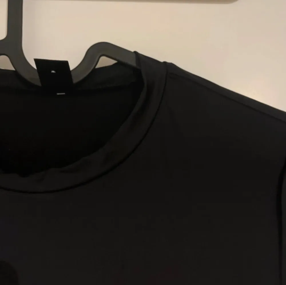 Säljer en svart långärmad bodysuit med rund halsringning. Modellen är tight och har en enkel, stilren design utan synliga detaljer. Perfekt att styla till olika outfits.. Yläosat.