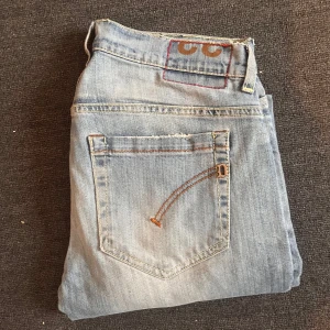 Dondup Jeans  - Säljer ett par ljusblå Dondup-jeans i storlek 33W med klassisk femficksdesign. Jeansen har diskreta slitningar framtill samt bakfickor med dekorativa sömmar. Skicket bedöms till 9,5/10 då de endast har använts två gånger och tvättats en gång. Nypriset är 3 700kr, men jag säljer dem för endast 549 kr. Priset är inte helt fast, så det är bara att höra av sig vid intresse.