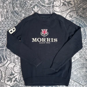 Morris - Stickad Tröja - Stilren mörkblå stickad tröja från Morris! | Mycket fint skick! Använd fåtal gånger | Stl: Medium | Perfekt nu under våren! | Vid frågor eller funderingar finns jag i DM! 📩 Mvh CVB Closet