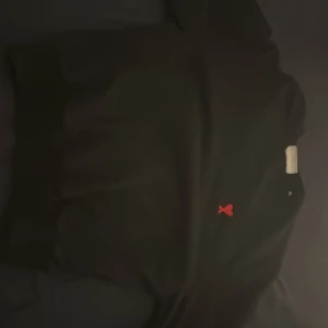 Svart sweatshirt  Ami Paris - Säljer en svart sweatshirt från Ami Paris. Pris kan diskuteras vid snabbköp
