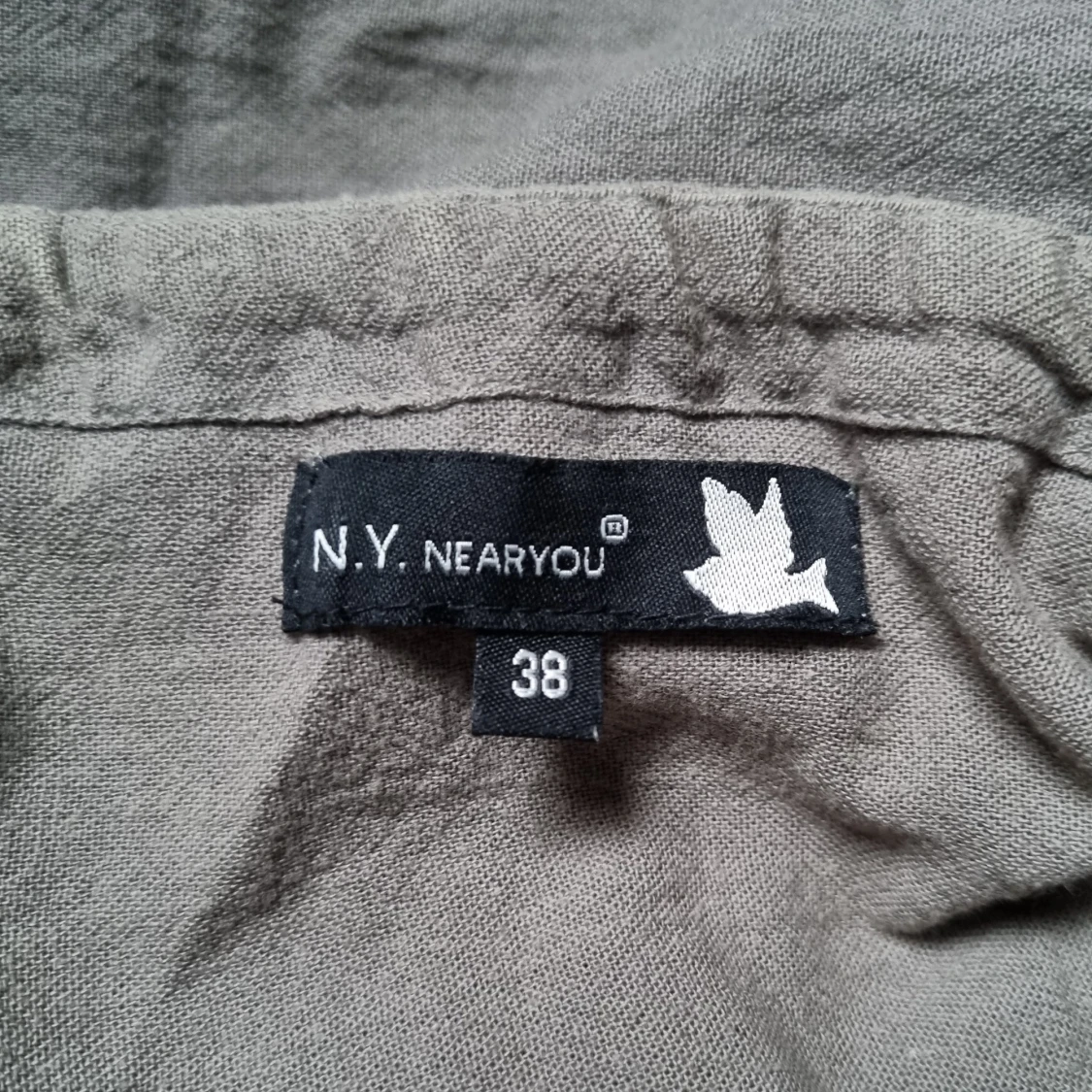 Beige blus med broderade detaljer  - 1