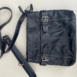 Axelväska- handväska- shoulderbag - Fin äldre väska, lite slitage kan finnas 